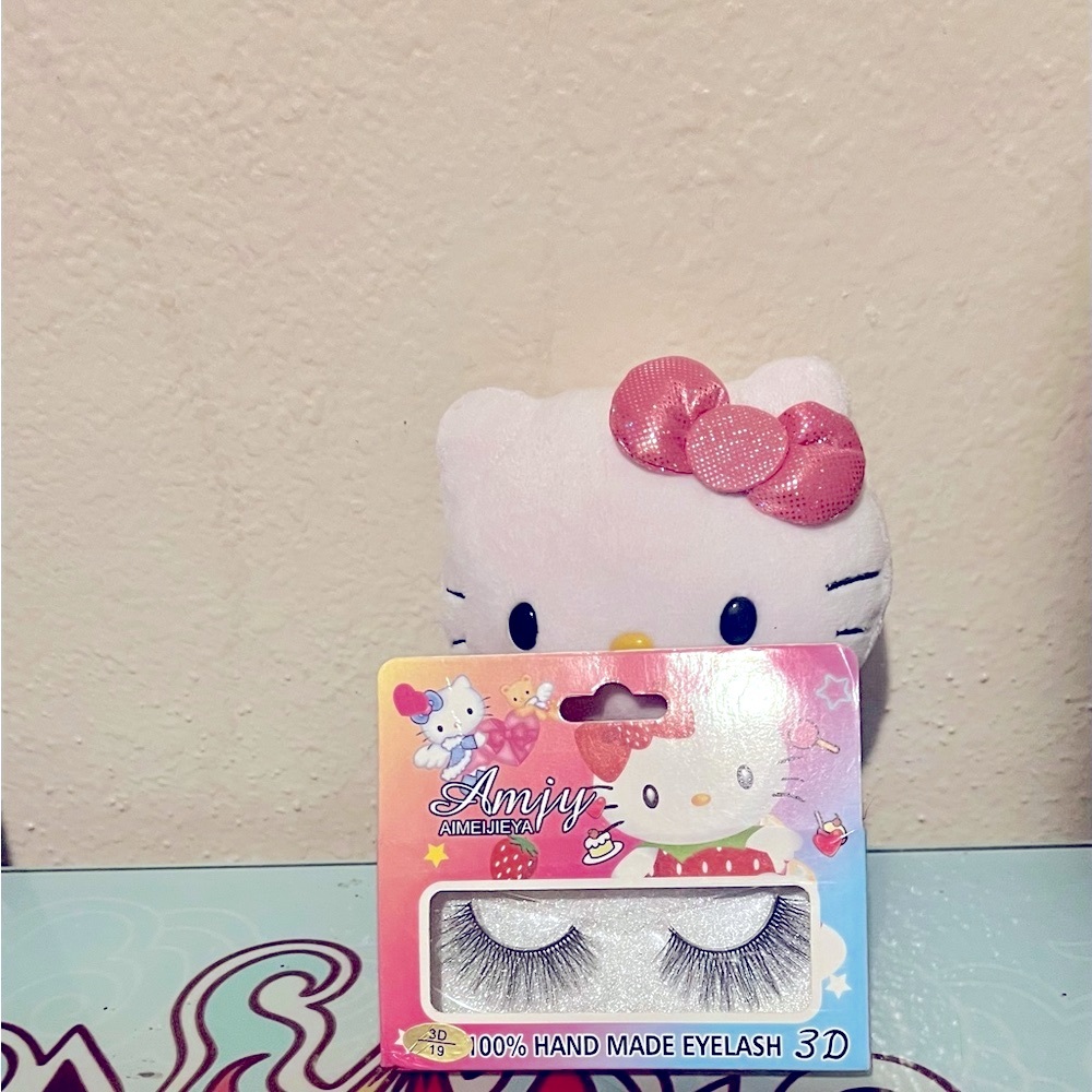Hello Kitty eyelashes 🎀